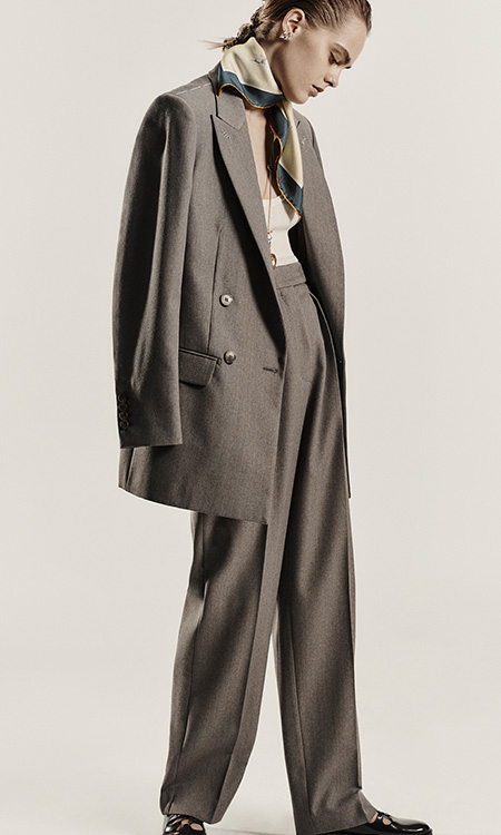 Model in medium grey look with Max Mara Sartoriale blazer in wool Grain de Poudre, and high-waisted trousers.